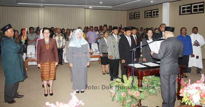 Langgur, Malukupost.com - 13 Pejabat Struktural Dan Pengawas Eselon II dan IV dilantik oleh Bupati Maluku Tenggara (Malra), berdasarkan Surat Keputusan (SK) Bupati nomor : 821.22/SK/006/2017 dan nomor : 821.24/SK/007/2017. Bupati Maluku Tenggara, Anderias Rentanubun, dalam sambutannya mengatakan, pengambilan sumpah jabatan dan pelantikan adalah rangkaian dari pengisian kelembagaan pemerintah daerah yang secara substansial mengalami perubahan dan penyesuaian, baik dari aspek struktural maupun dari aspek nomenklatur sebagai tidak lanjut dari Peraturan Daerah (Perda) Nomor 3 tahun 2016. “Pengangkatan PNS dalam jabatan struktural bukanlah sebuah proses yang mudah dan sederhana, ini memerlukan pertimbangan yang matang agar dapat memperoleh pejabat yang tepat untuk menduduki sebuah jabatan struktural,” ungkapnya di Langgur, Sabtu, (18/2).