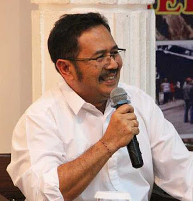 Ambon, Malukupost.com - Kepala Pusat Penelitian Arkeologi Nasional (ARKENAS), I Made Geria mengatakan pers dan arkeolog harus saling mendukung dalam menerbitkan pemberitaan mengenai hasil-hasil penelitian yang bersifat arkeologis di media massa. "Wartawan dan arkeolog harus saling mendukung dan terintegrasi dalam membuat tulisan berita yang bersifat arkeologis," katanya dalam Temu Jurnalistik Arkeologi di Ambon, Jumat (17/2). Geria mengatakan hasil-hasil penelitian yang dilakukan oleh arkeolog selalu dibuat bentuk jurnal. Sebagian besar tulisan penelitian tersebut dipaparkan menggunakan istilah-istilah ilmiah yang tidak mudah dipahami oleh masyarakat awam.