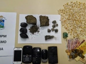 Drogas, dinheiro e celulares foram apreendidos na casa do suspeito (Foto: Divulgação/37º BPM)