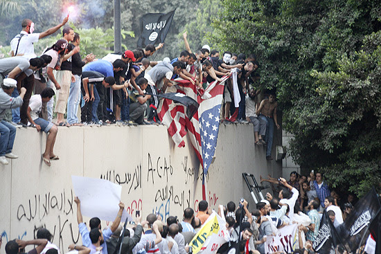Manifestantes destróem bandeira da embaixada dos EUA no Cairo