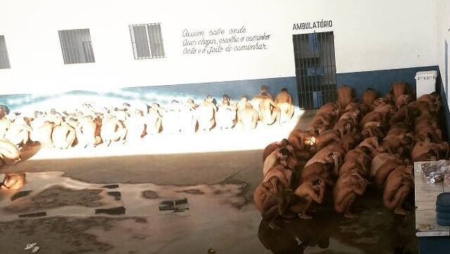 Após controle da rebelião, detentos ficaram nús para eliminar possibilidade de estarem armados (Foto: Arquivo pessoal)