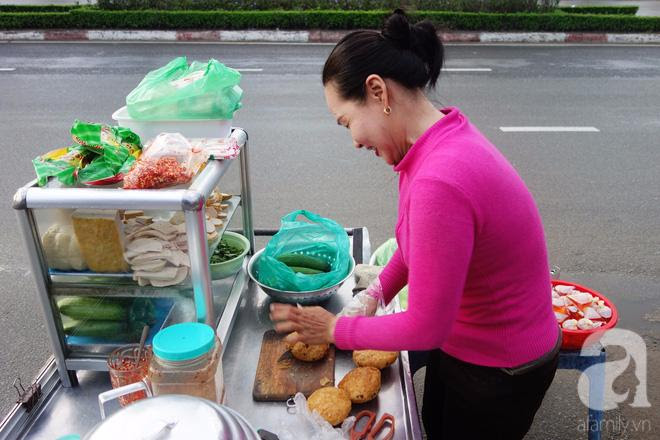 Với riêng tôi, chị Tuyết là người bán bánh ướt thú vị và giàu năng lượng nhất Sài Gòn.