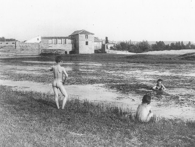 Niños bañándose en el Tajo cerca de la Playa de Safont a comienzos del siglo XX
