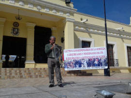Profesor jubilado Juan Pablo Rosas Cruz orientando a la ciudadanía sobre el movimiento de los maestros jubilados agredidos con golpes y toques eléctricos el 23 de diciembre por el gobierno de Javier Duarte, cuando expresaron su inconformidad por la falta de pago de sus pensiones. Alertando a los trabajadores activos del futuro que les espera.