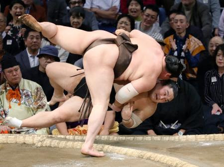 九州場所４日目 白鵬は３勝目 全勝は正代と若隆景 白鵬 手前 が上手投げで隠岐の海を下す 福岡国際センター 四国新聞社