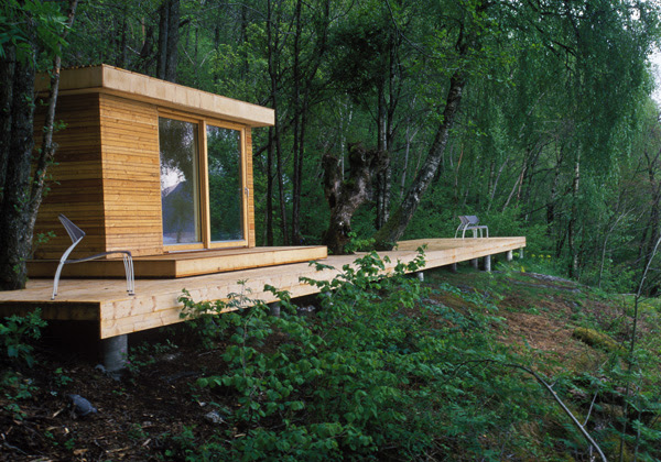 Lake House Architecture with Modern Wraparound Roof