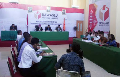 Ambon, Malukupost.com - Badan Pengawas Pemilihan Umum (Bawaslu) Maluku, di Ambon, Kamis (7/12), menggelar sidang keberatan bakal calon (Balon) Gubernur dan Wagub jalur perseorangan, Herman Koedoebeon - Abdullah Vanath dengan jargon "HEBAT" terhadap keputusan KPU setempat yang menolak pasangan ini mengikuti tahapan Pilkada 2018. Sidang sengketa Pilkada dipimpin Ketua Bawaslu Maluku, Abdullah Ely dengan dua komisionernya yakni Paulus Titaley dan Astuty menghadirkan tim pasangan "HEBAT" sebagai pemohon dan KPU Maluku termohon.