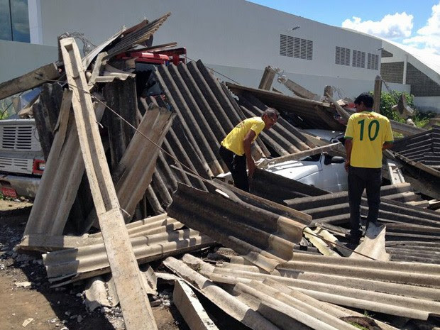 Galpão da Prefeitura de Carpina desabou nesta quinta-feira (3) (Foto: Kety Marinho / TV Globo)