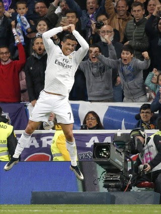 Cristiano Ronaldo comemora seu gol pelo Real Madrid contra o Málaga (Foto: EFE)