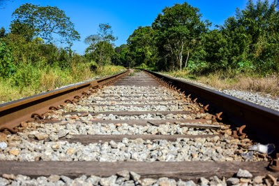 #DescriÃ§Ã£o da Imagem #PraCegoVer: Trilhos de uma ferrovia. Fonte: iStock