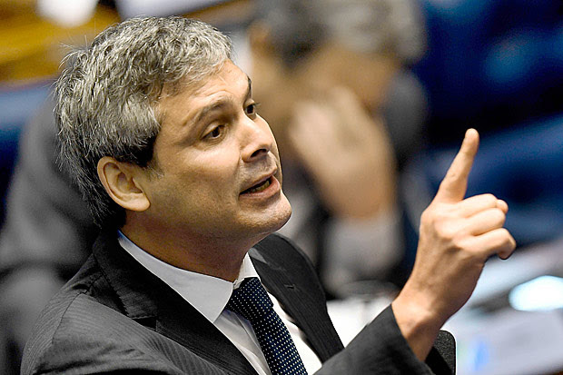 Senator Lindbergh Farias, from Workers Party (PT), speaks during the Senate impeachment trial of Brazilian suspended President Dilma Rousseff at the National Congress in Brasilia on August 25, 2016. The impeachment trial of Brazil's first woman president, Dilma Rousseff, got underway Thursday with high expectations that the suspended leader of Latin America's biggest economy will be sacked within days. / AFP PHOTO / EVARISTO SA ORG XMIT: ESA384