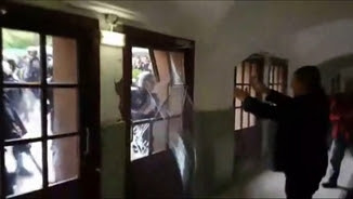 Les forces de seguretat de l'Estat entrant per la força en una de les escoles l'1-O