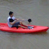 Moradores usam botes para se locomover após tempestade no litoral norte