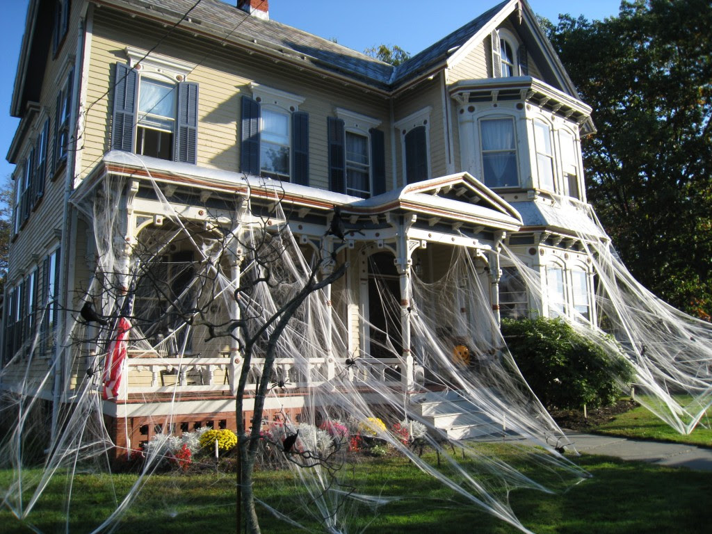 Halloween Decorations Spiders Web to Spook up Everyone Halloween Decorations Spiders Web to Spook up Everyone