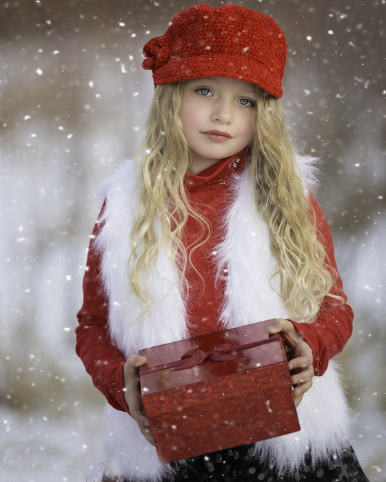 フリー写真 雪の中でプレゼント箱を持つ外国の女の子でアハ体験 Gahag 著作権フリー写真 イラスト素材集