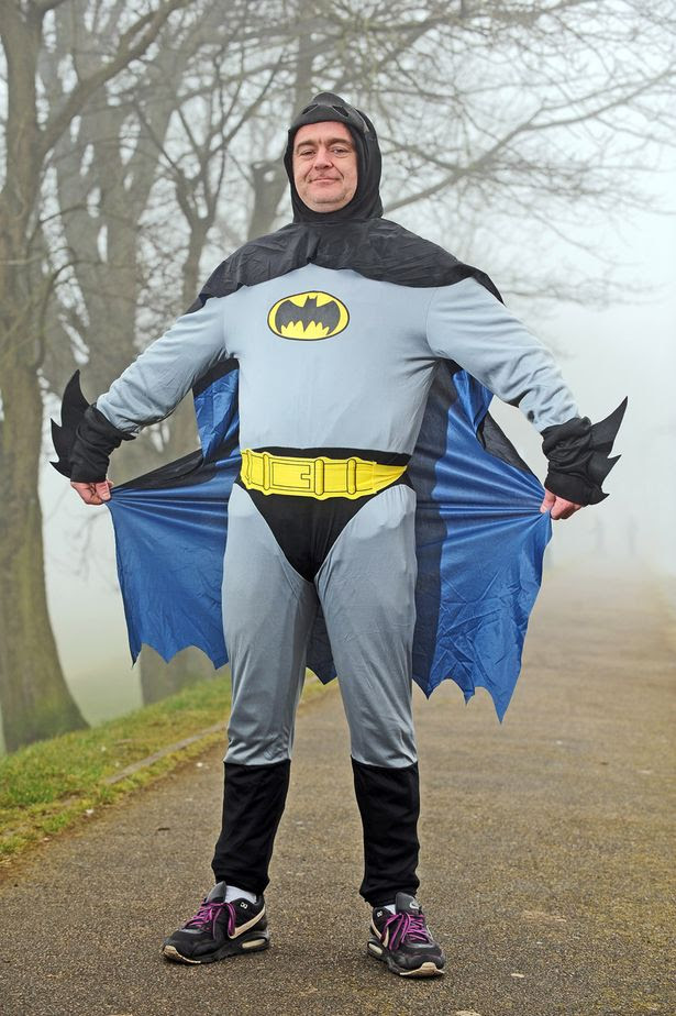 Stan Worby yang bekerja di restoran China ternyata bisa juga berakting memakai kostum Batman. Sayang Batman asal Bradford Inggris ini terlihat gemuk dengan perut buncit dan wajahnya awut-awutan.