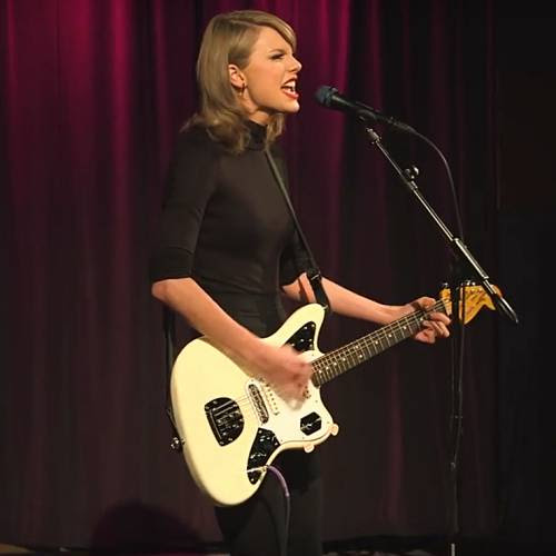 Taylor-Swift-receives-SoundScan-Award