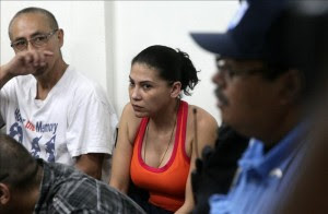 La mexicana Raquel Alatorre Correa (c), identificada como la supuesta líder del grupo de 18 falsos periodistas de Televisa detenidos con 9.2 millones de dólares, asiste a una audiencia en los juzgados en Managua (Nicaragua). EFE/Archivo