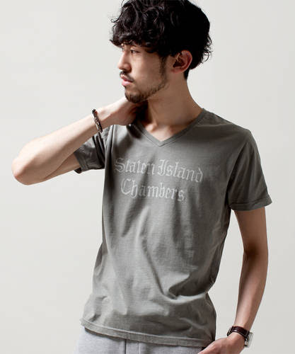 グレーのvネックtシャツ プリントあり 半そで のメンズコーディネート 着こなし