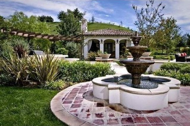 Justin Bieber Searches for a New Home