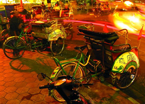 Dua becak di Jalan Malioboro