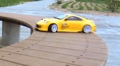 円形ベンチ上を華麗にドリフトしちゃうスゴ技ラジコン動画 わちょほほほ 車動画情報とかなんかそんなの