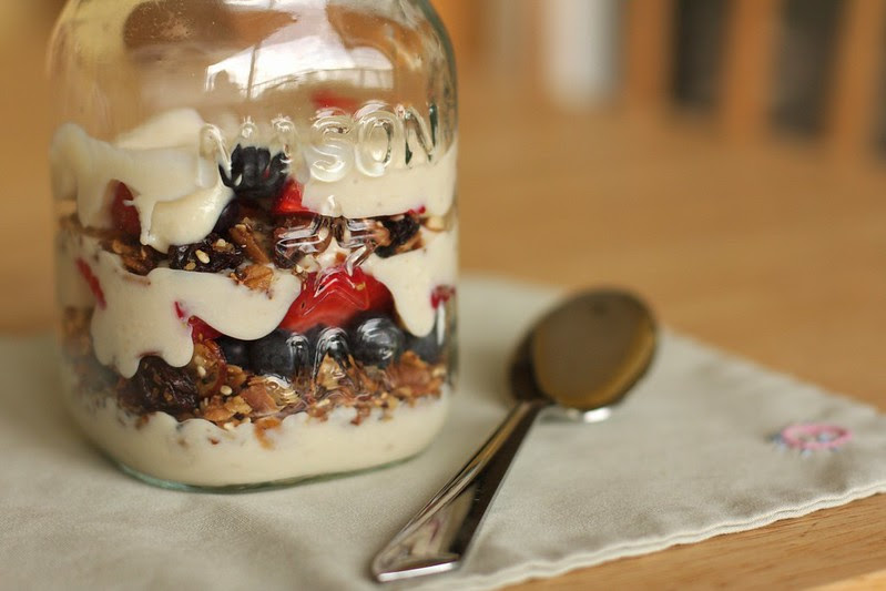 banana granola parfait (forks over knives)
