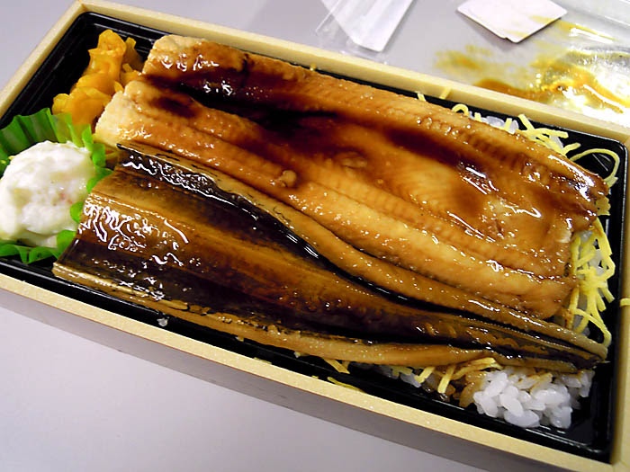 築地喜代村エキュート あなご弁当 東京駅 今日はナニ食べよ