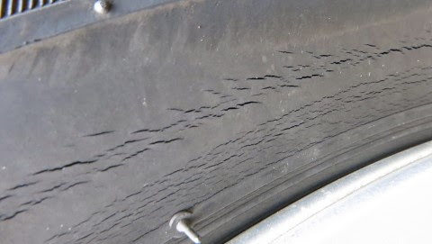 実はめっちゃ怖い タイヤの ヒビ割れ 白河市 棚倉町のタイヤ交換 洗車 タイヤ コーティング 石油ボイラーのお役立ち情報 白河市 東白川郡のガソリンスタンド藤田燃料ブログ