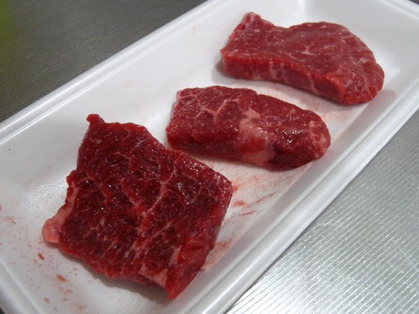 安い赤身の牛肉を柔らかくするために叩く方法も試してみました マイタケで牛肉を柔らかくする話の続き