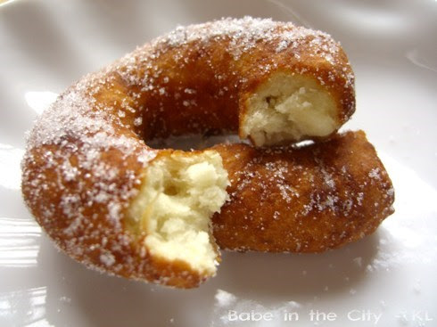 Kuih Keria - white