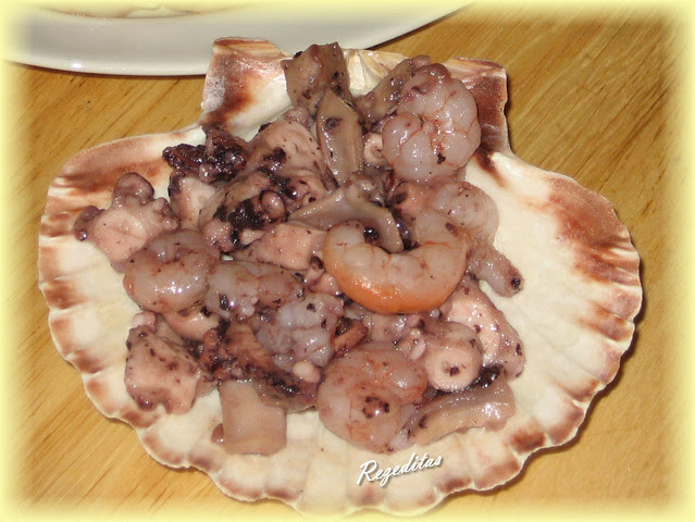 CONCHAS DE VIEIRAS CON PULPO AL AJILLO Y GAMBAS