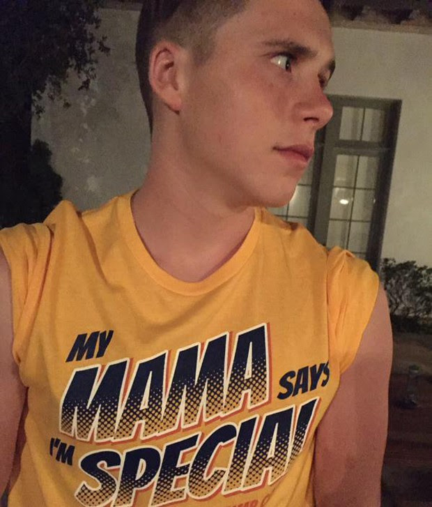 Brooklyn Beckham encara 'bullying' provocado por Victoria com camiseta (Foto: Reprodução/Twitter)