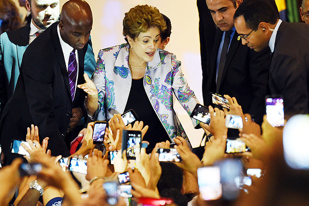 Dilma Rousseff é recebida em conferência de saúde aos gritos de "não vai ter golpe"