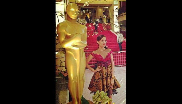 Hadiri oscar cinta laura kenakan batik  Pemilu 2014 
