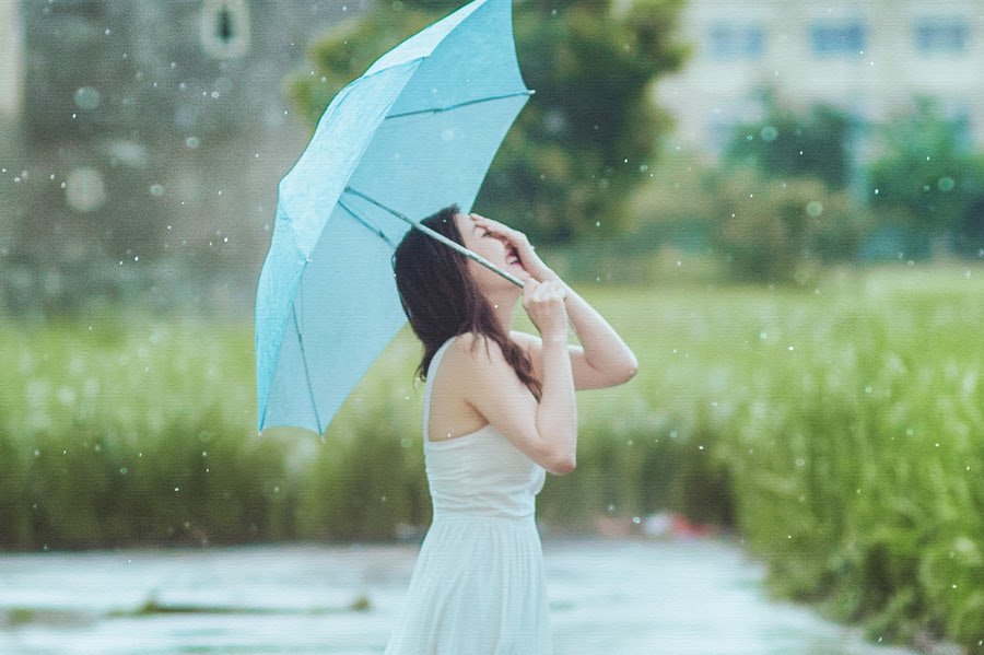 フリー写真 雨の中顔に手を当てて笑う女性のポートレイトでアハ体験 Gahag 著作権フリー写真 イラスト素材集