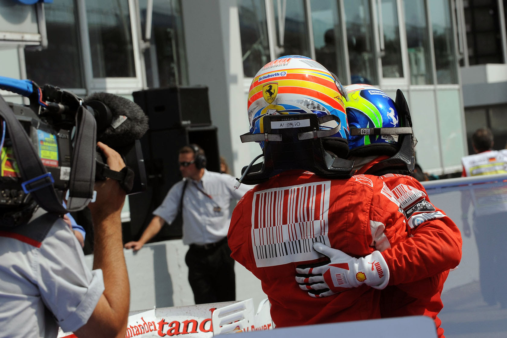 Os dois se abraçam.