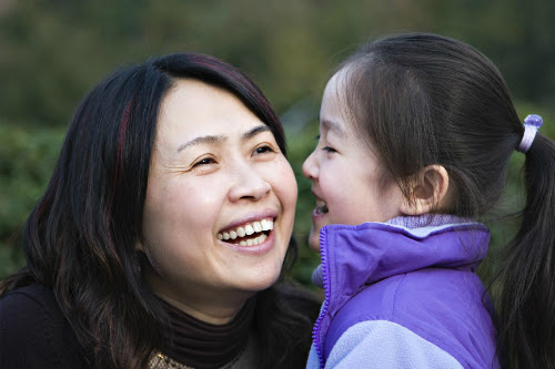 mom-and-daughter-smiling-asian-6320-1408