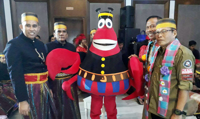Kepiting Berbaju Adat Kembali Jadi Maskot Pilkada Bone
