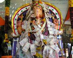 Tn Vinayaka Idol Aodorned By Currency Near Senkottai