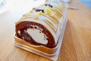 ケーキ屋さんにも劣らない贅沢スイーツ 成城石井 のモンブランロール Visiomire Com