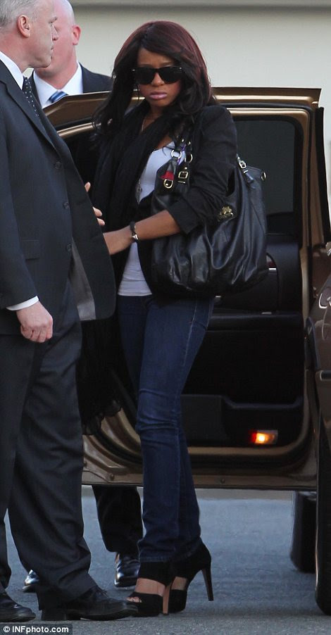 Dia triste: a filha Bobbi Kristina Whitney também foi visto chegando Whigham Funeral Home, em Nova Jersey 