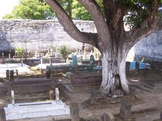 http://ervakurniawan.files.wordpress.com/2010/03/kuburan.jpg