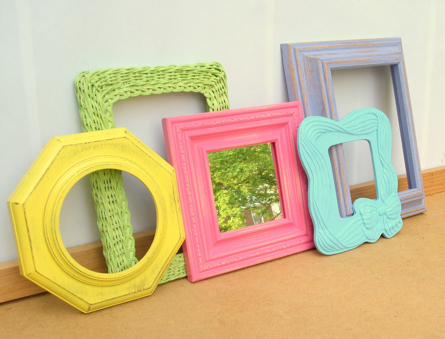 wall decor ideas with picture frame Painted Thrift Store Frames | 570 x 435