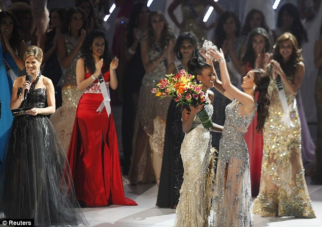 10 Leila Lopes Miss Universe 2011 Photos leila lopes crowning ceremoney 10 Leila Lopes Miss Universe 2011 Photos