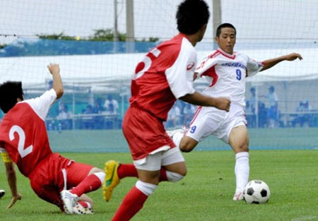 北東北インターハイ第２日 サッカー 香川西２回戦敗退 香川西 海星 前半 シュートを放つ香川西 近藤 ｔｄｋ秋田総合スポーツセンターサッカー場ｂ 四国新聞社