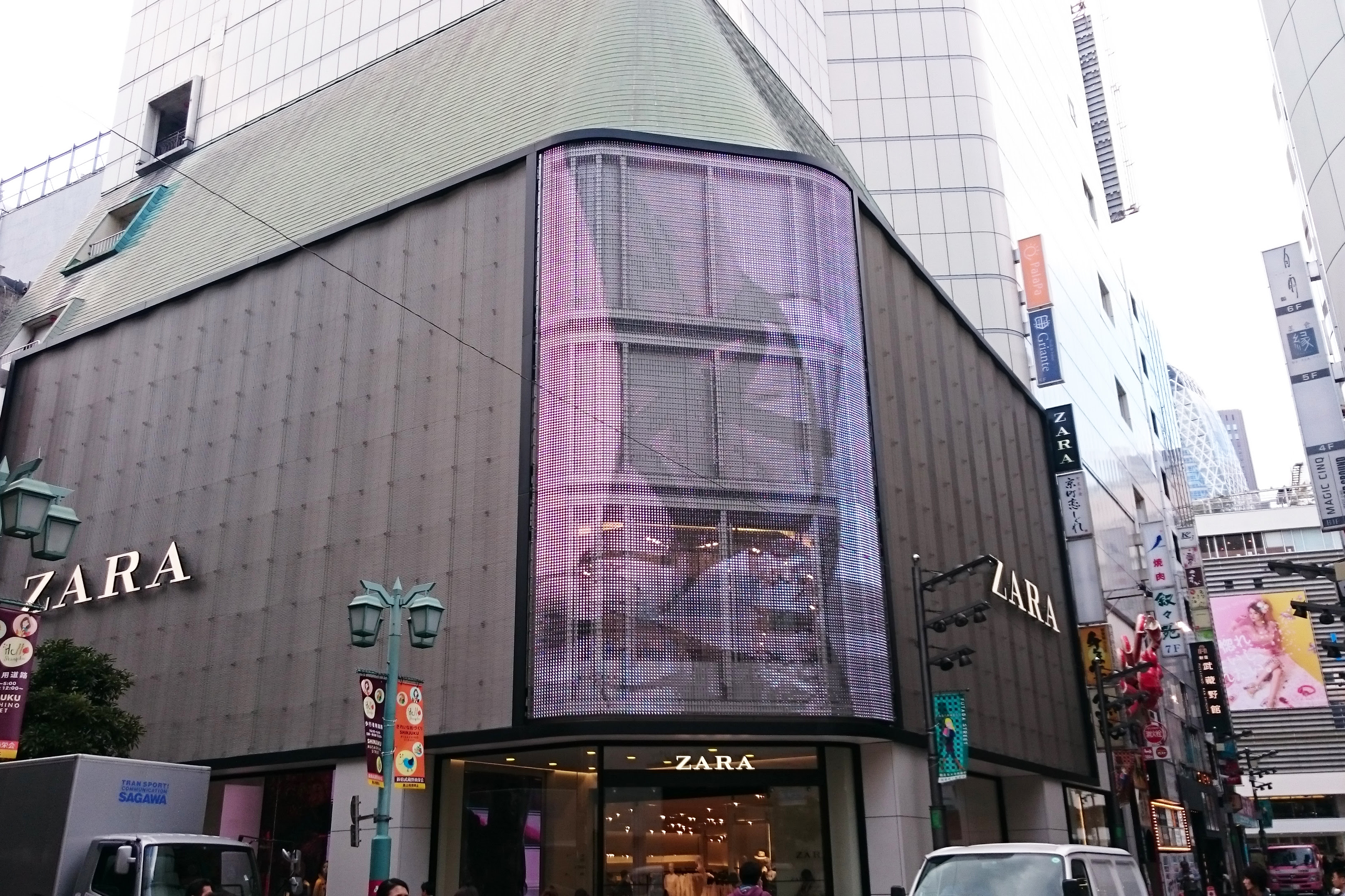 Zara新宿店のledビジョンがシースルータイプに 屋外広告 交通広告業界誌 月刊サインアンドディスプレイ