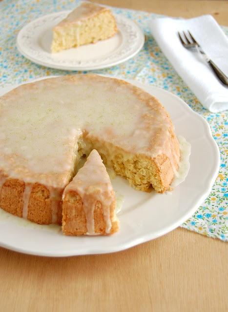 Coconut, lime and macadamia cake / Bolo de macadâmia, limão e coco
