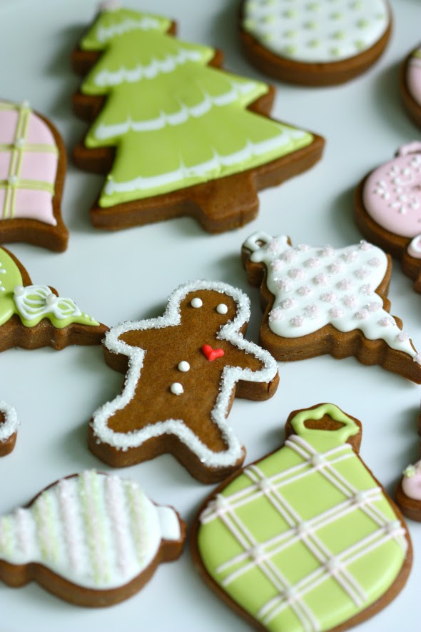 re enjoying the holiday hustle and bustle HOW TO PIPE LINES WITH ROYAL ICING!