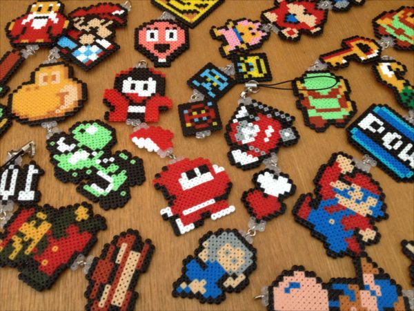 超ときめく 小さなアイロンビーズ ミニハマビーズ で作られた ファミコンドット絵3連ストラップ そうさめも